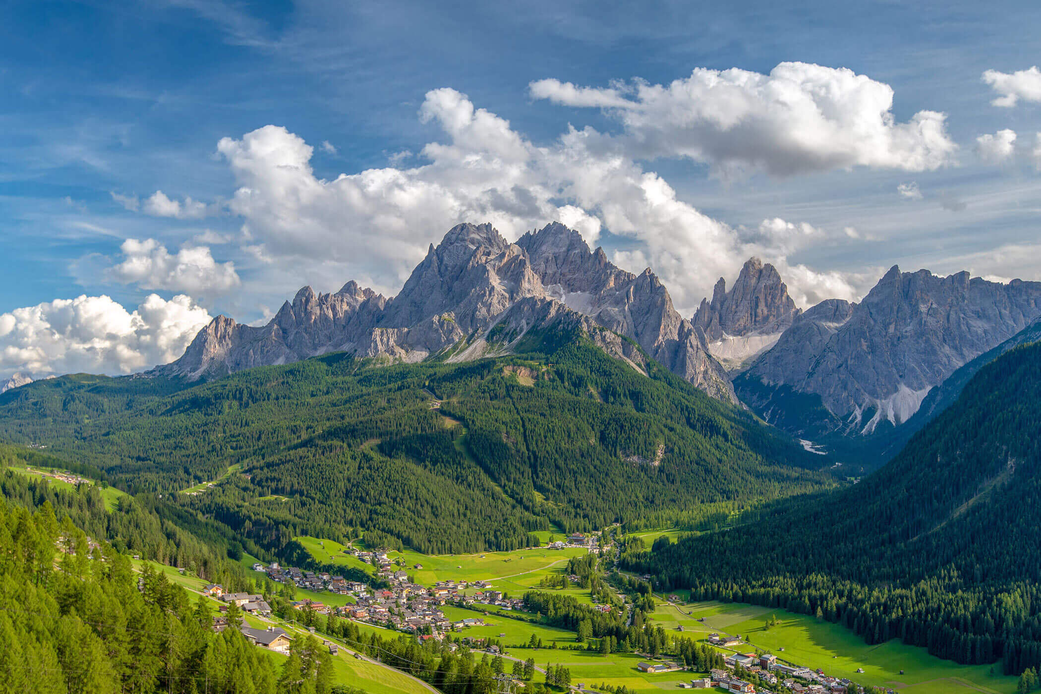 Dorf Sexten von oben mit Bergpanorama im Hintergrund - Tre Cime Luxury Chalet
