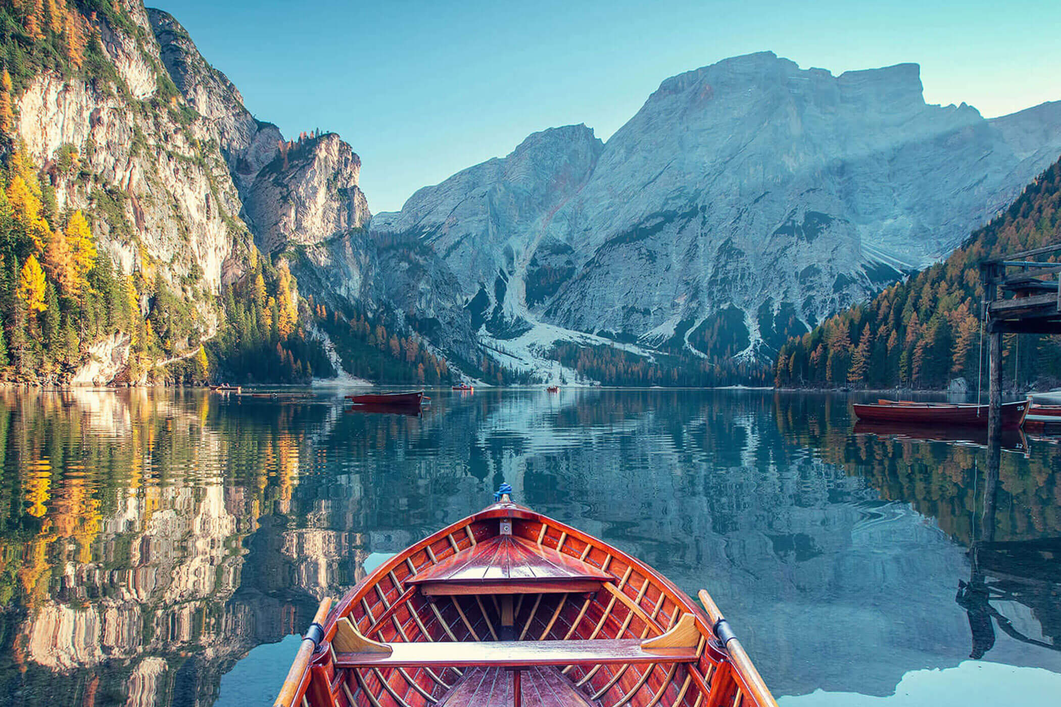 Holzboot auf dem Pragser Wildsee mit Blick auf den Seekofel - Tre Cime Luxury Chalet